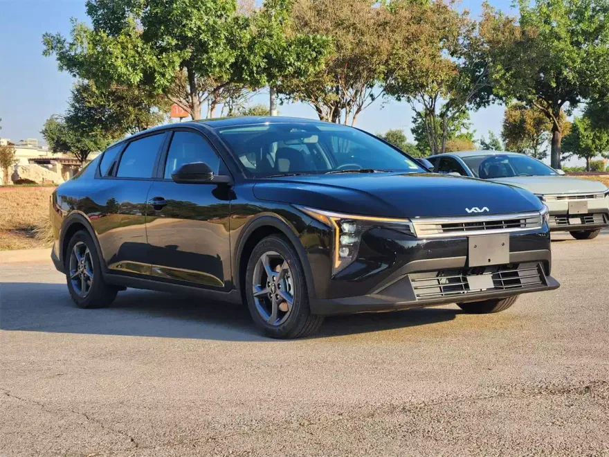 2025 Kia K4 LXS photo 1
