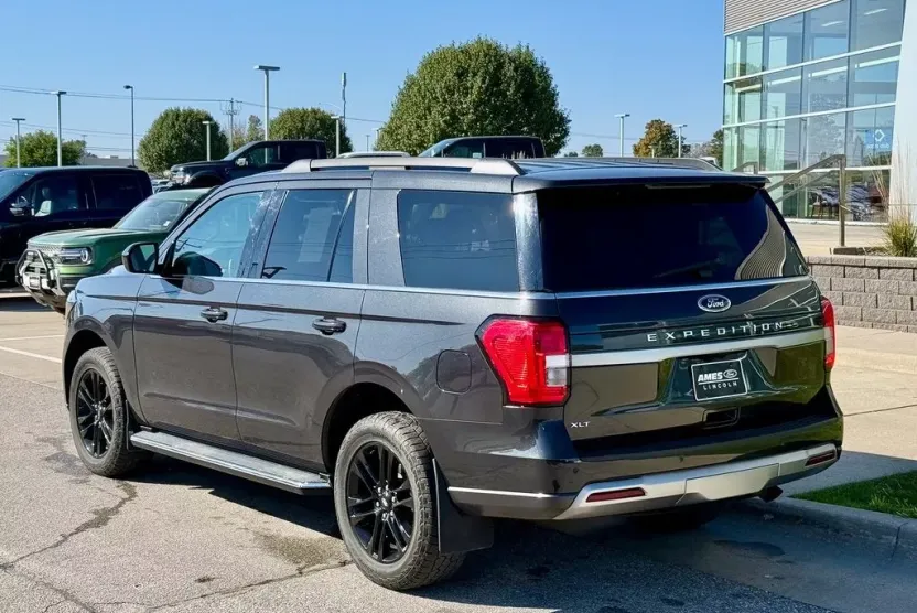 2023 Ford Expedition XLT photo 1