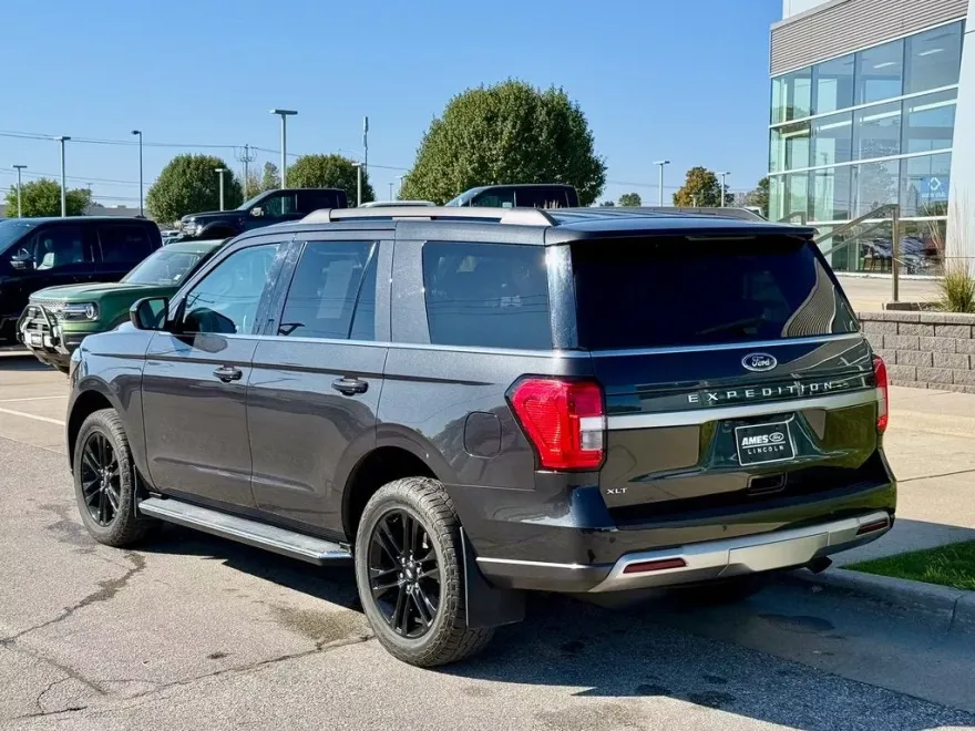 2023 Ford Expedition XLT photo 1