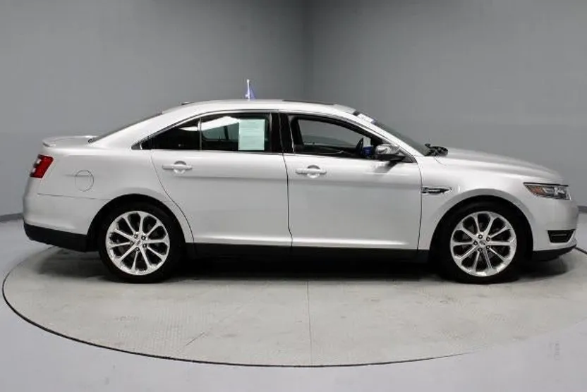 2016 Ford Taurus Limited photo 1