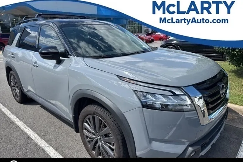2022 Nissan Pathfinder SL photo 1
