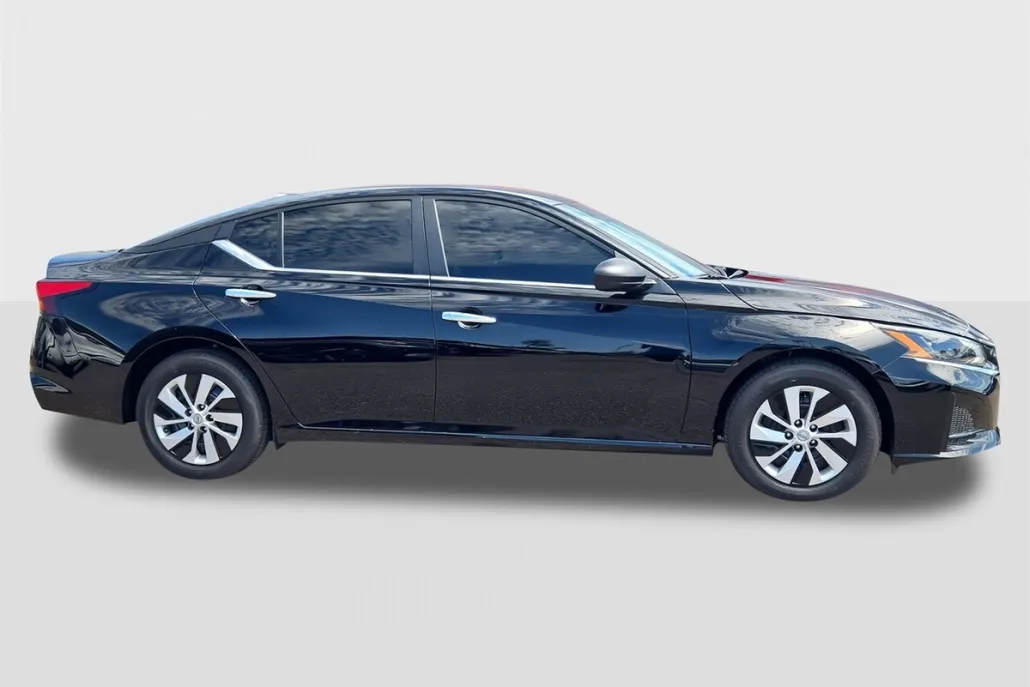 2025 Nissan Altima S photo 1
