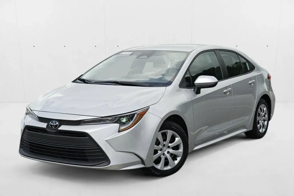 2024 Toyota Corolla LE photo 1