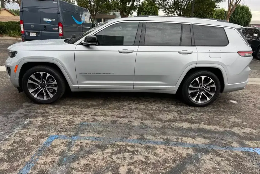 2023 Jeep Grand Cherokee Overland photo 1
