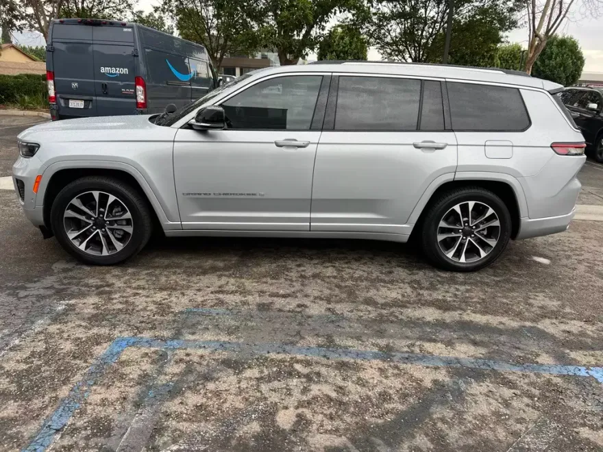 2023 Jeep Grand Cherokee Overland photo 1