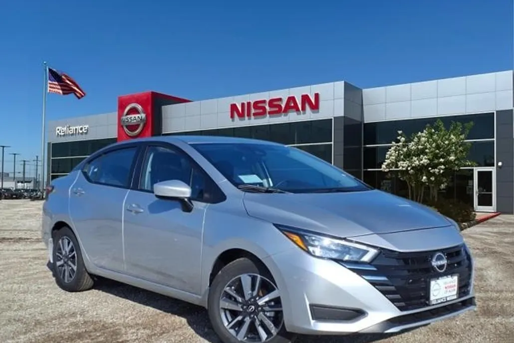 2025 Nissan Versa 1.6 SV photo 1