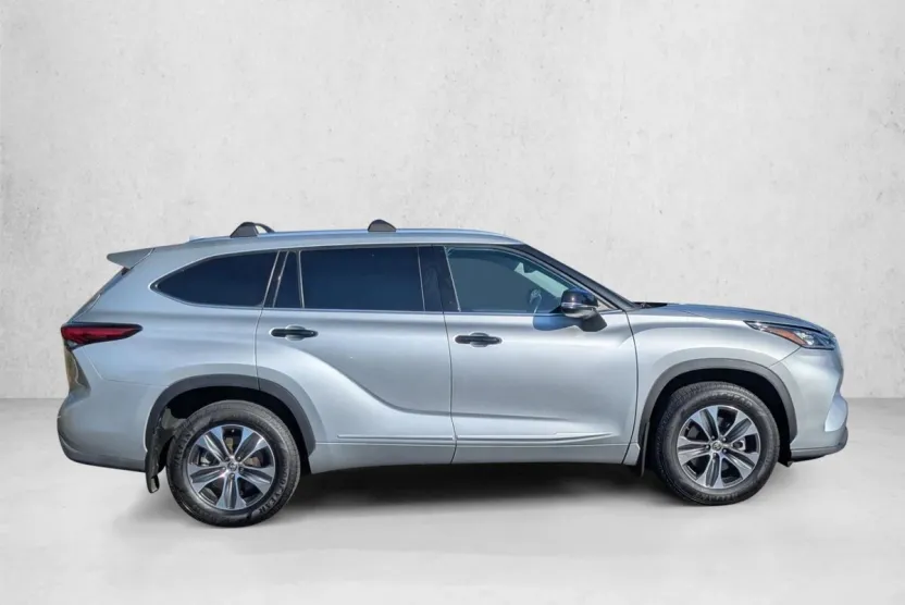 2020 Toyota Highlander XLE photo 1