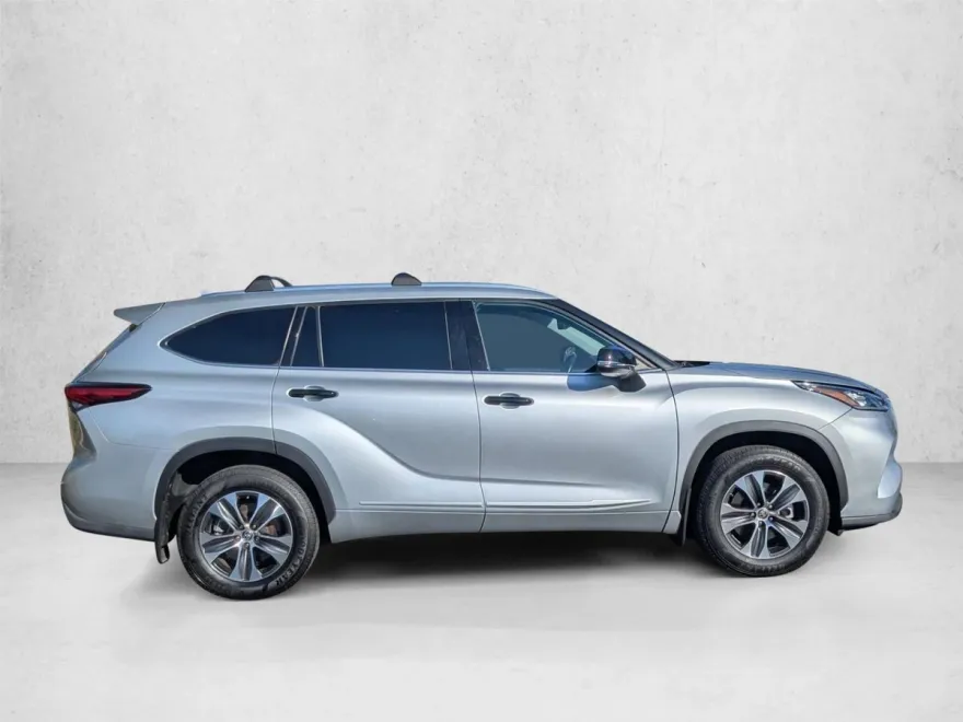 2020 Toyota Highlander XLE photo 1