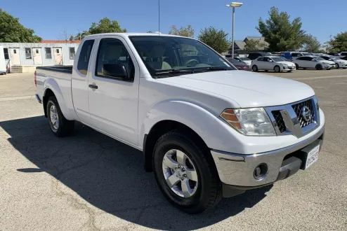 2011 Nissan Frontier SV photo 2