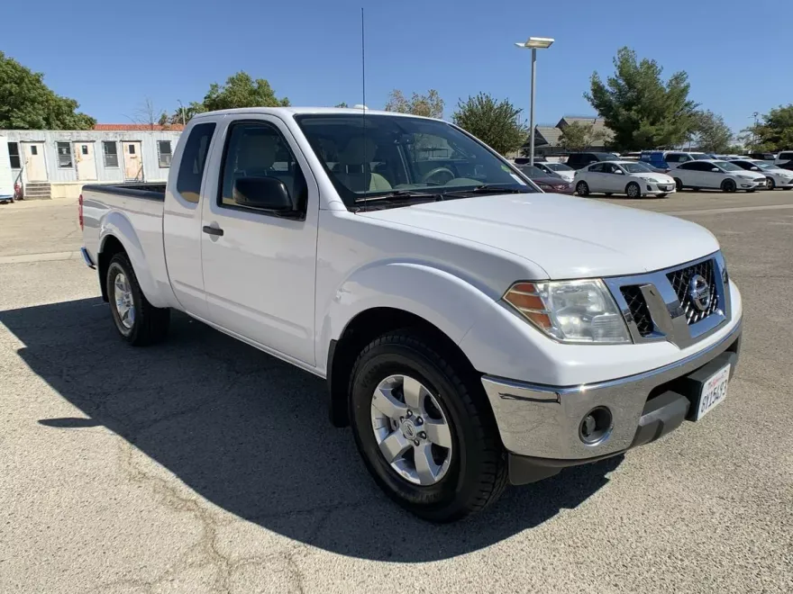 2011 Nissan Frontier SV photo 2