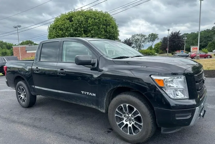 2023 Nissan Titan SV photo 1