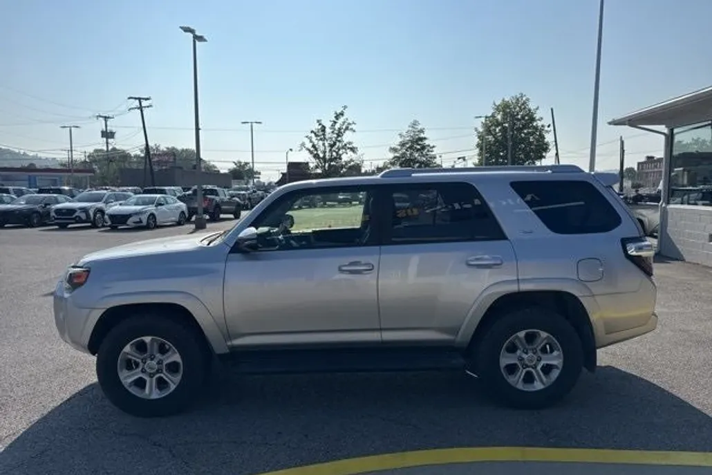 2018 Toyota 4Runner SR5 photo 1