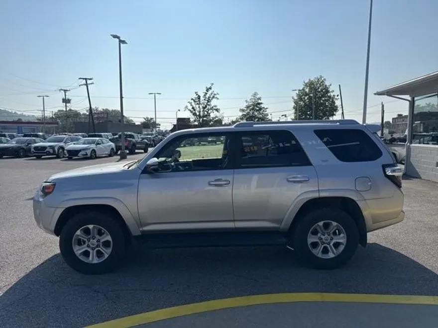 2018 Toyota 4Runner SR5 photo 1
