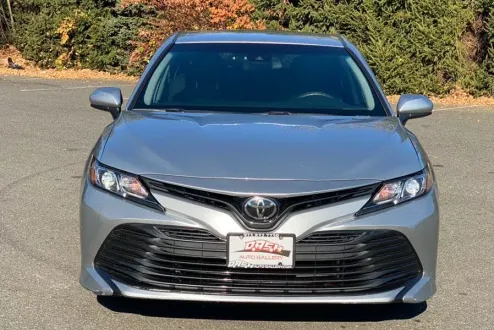 2018 Toyota Camry LE SE photo 2