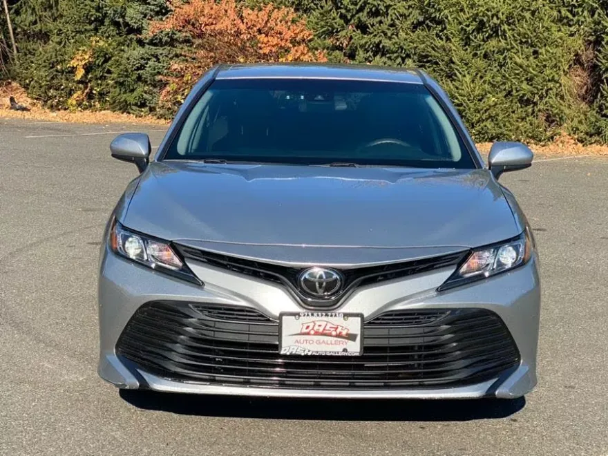 2018 Toyota Camry LE SE photo 2