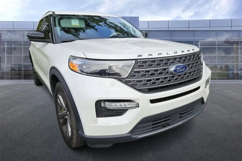 2023 Ford Explorer XLT photo 1