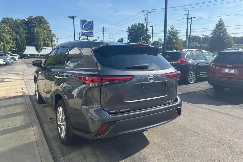 2023 Toyota Highlander Limited photo 1