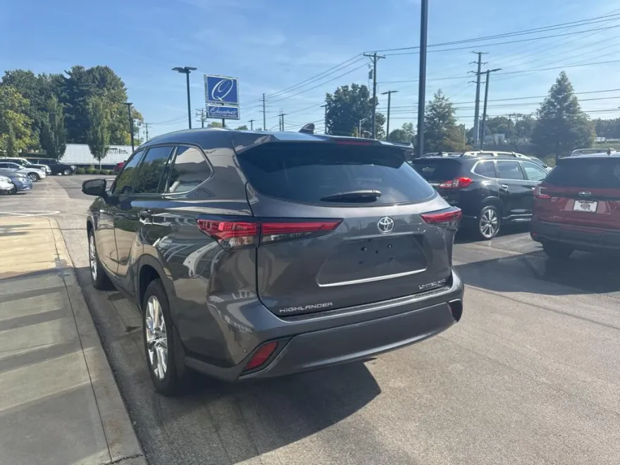 2023 Toyota Highlander Limited photo 1
