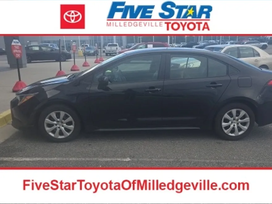 2024 Toyota Corolla LE photo 1