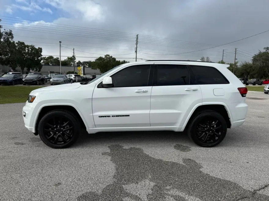 2020 Jeep Grand Cherokee Laredo photo 1