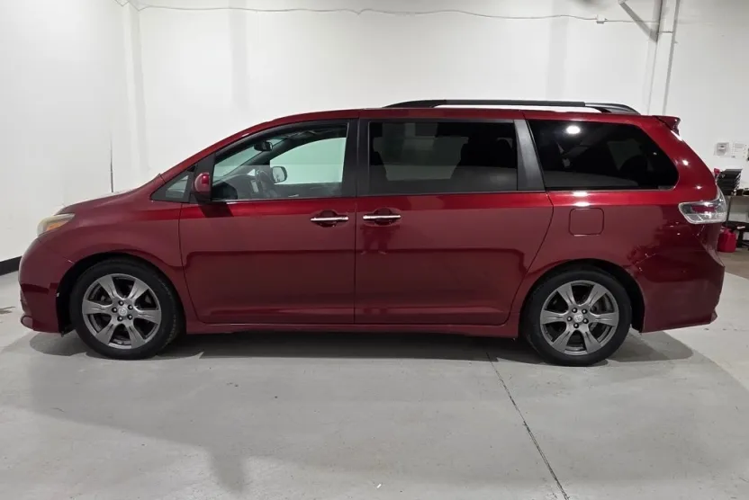 2017 Toyota Sienna Premium photo 1