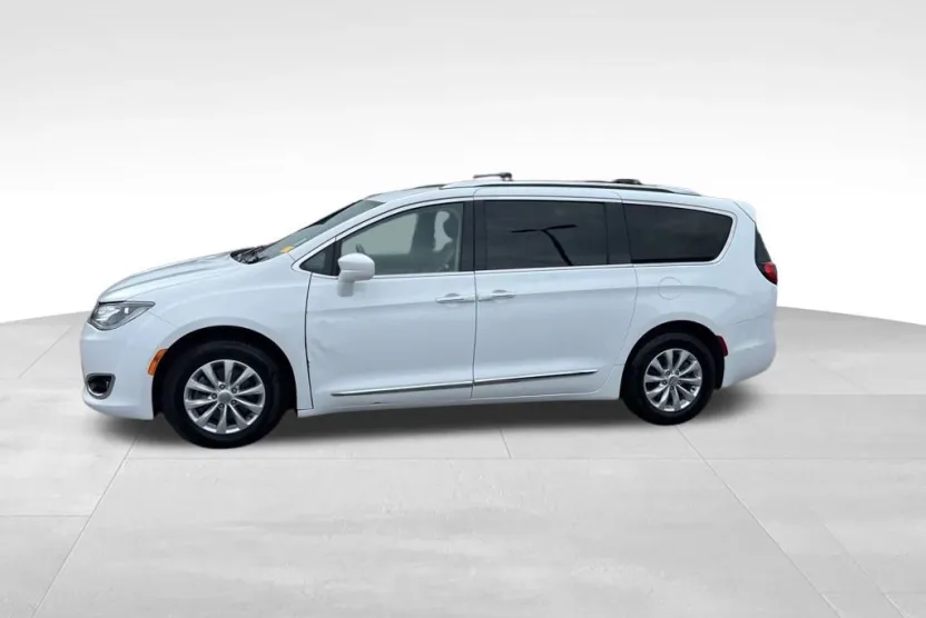 2019 Chrysler Pacifica Touring L photo 1