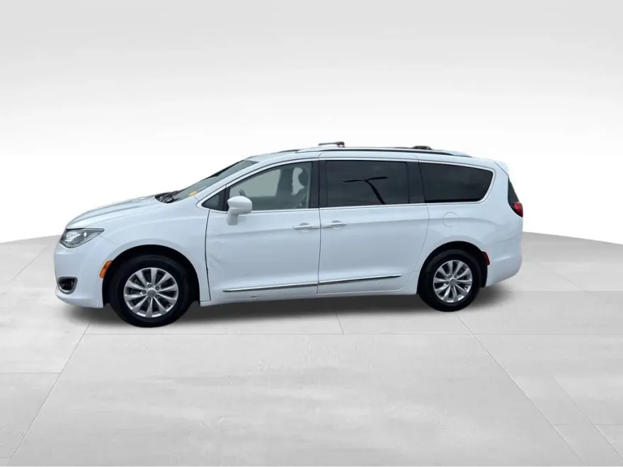 2019 Chrysler Pacifica Touring L photo 1