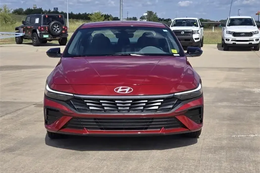 2025 Hyundai Elantra SEL Sport photo 1