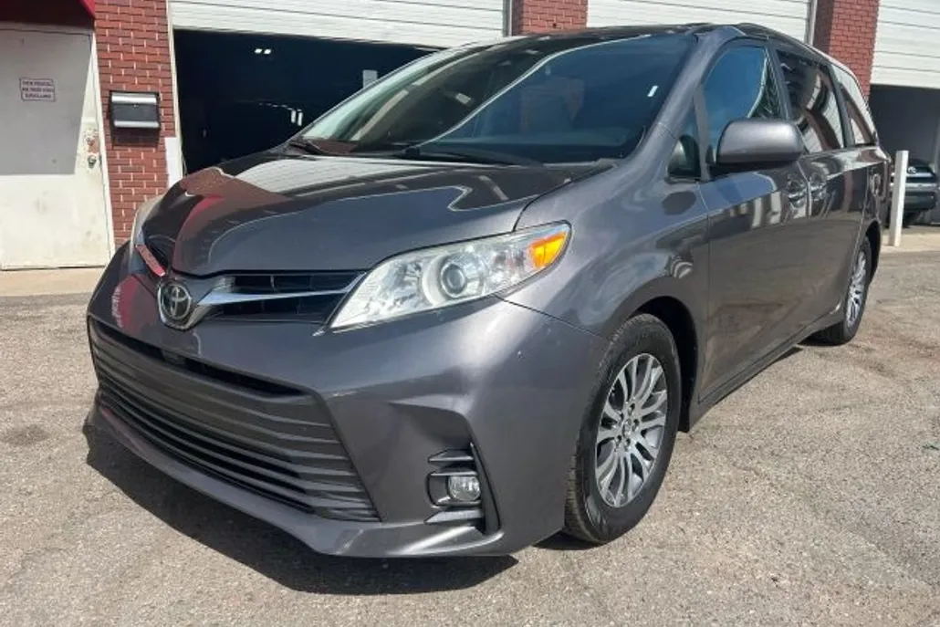 2018 Toyota Sienna XLE photo 1