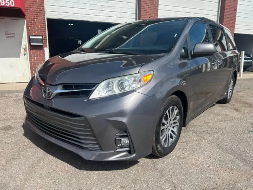 2018 Toyota Sienna XLE photo 1