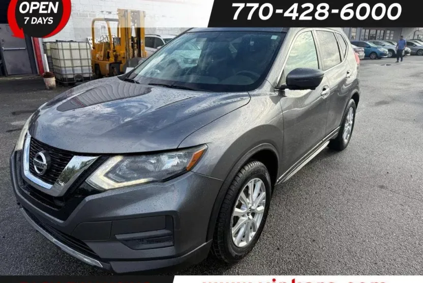 2017 Nissan Rogue SV photo 1