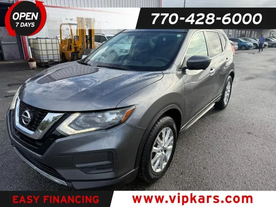 2017 Nissan Rogue SV photo 1