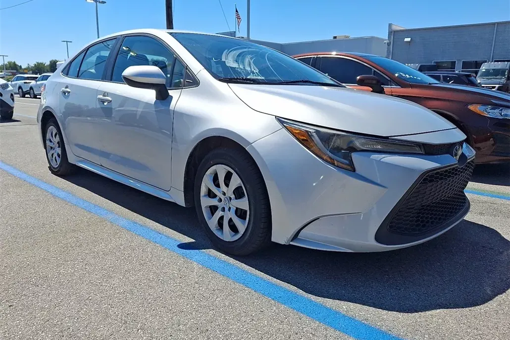2021 Toyota Corolla LE photo 1