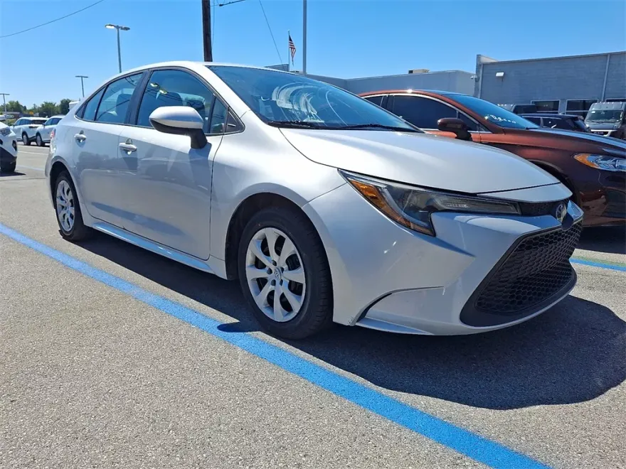 2021 Toyota Corolla LE photo 1