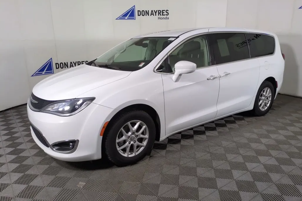 2020 Chrysler Pacifica Touring photo 1