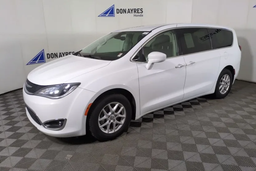 2020 Chrysler Pacifica Touring photo 1