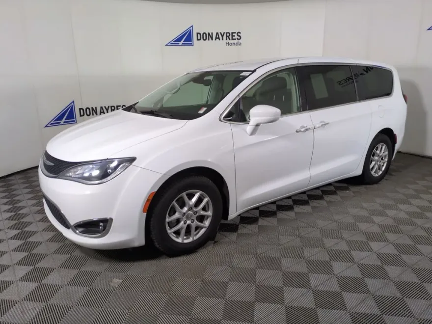 2020 Chrysler Pacifica Touring photo 1