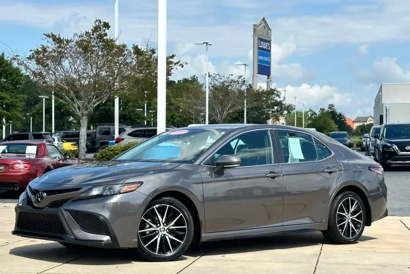 2023 Toyota Camry SE photo 1