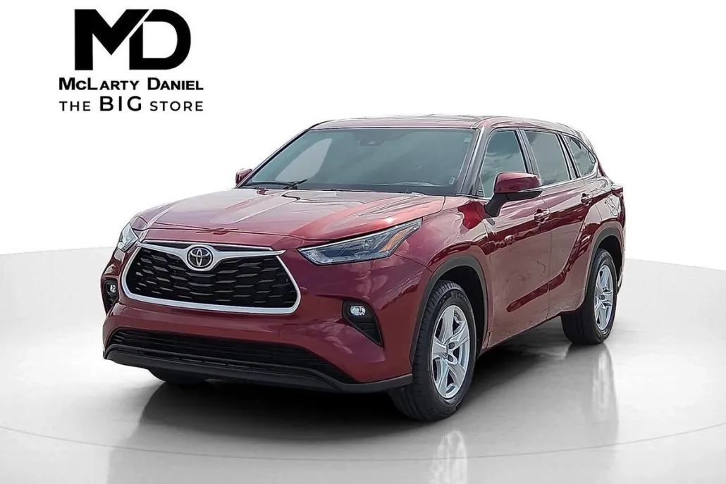2024 Toyota Highlander LE photo 1