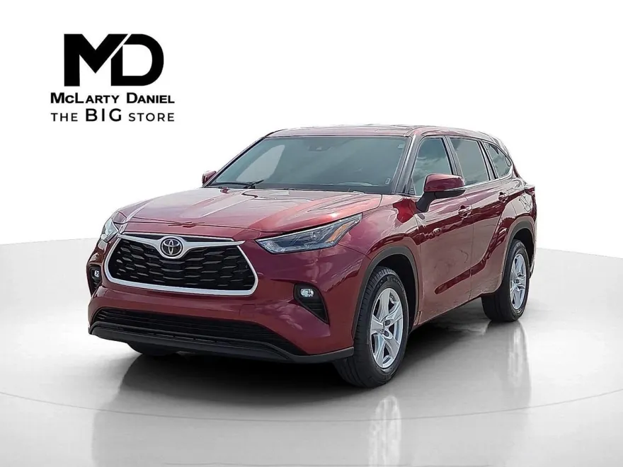 2024 Toyota Highlander LE photo 1
