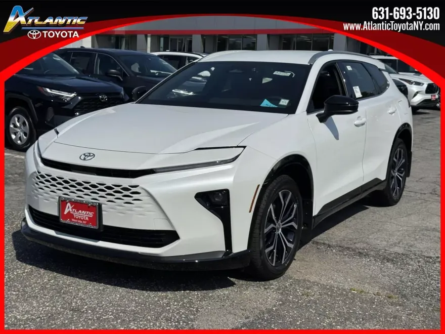 2025 Toyota Crown Signia XLE photo 1