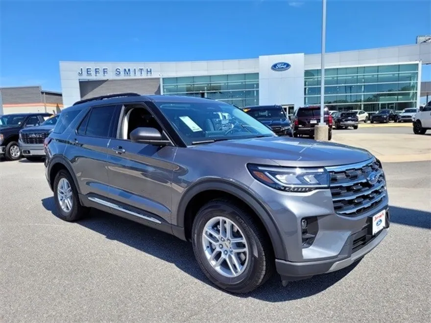 2025 Ford Explorer photo 1