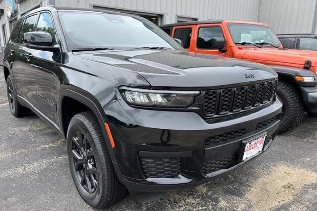 2025 Jeep Grand Cherokee Altitude photo 1