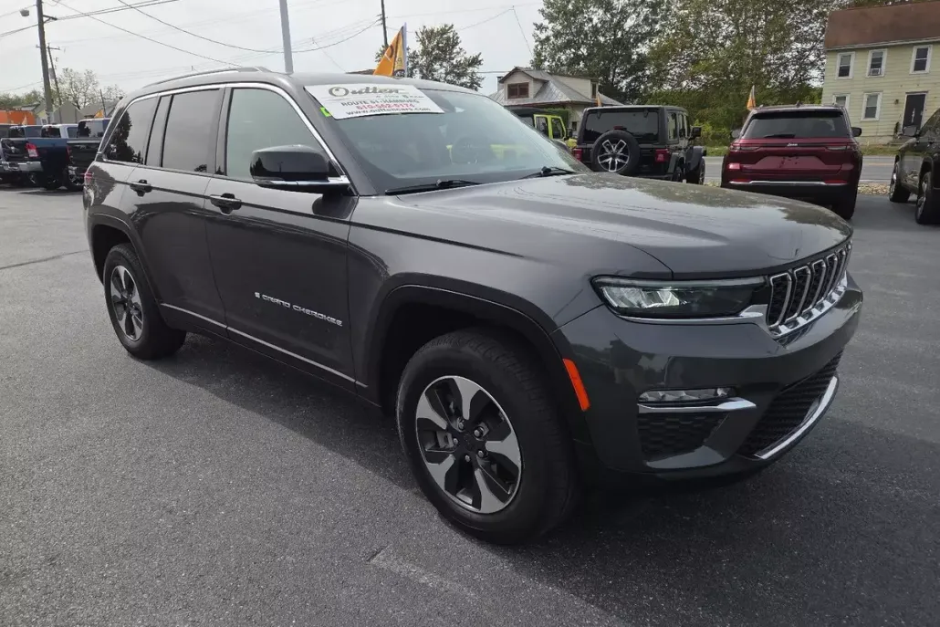 2023 Jeep Cherokee Base photo 1