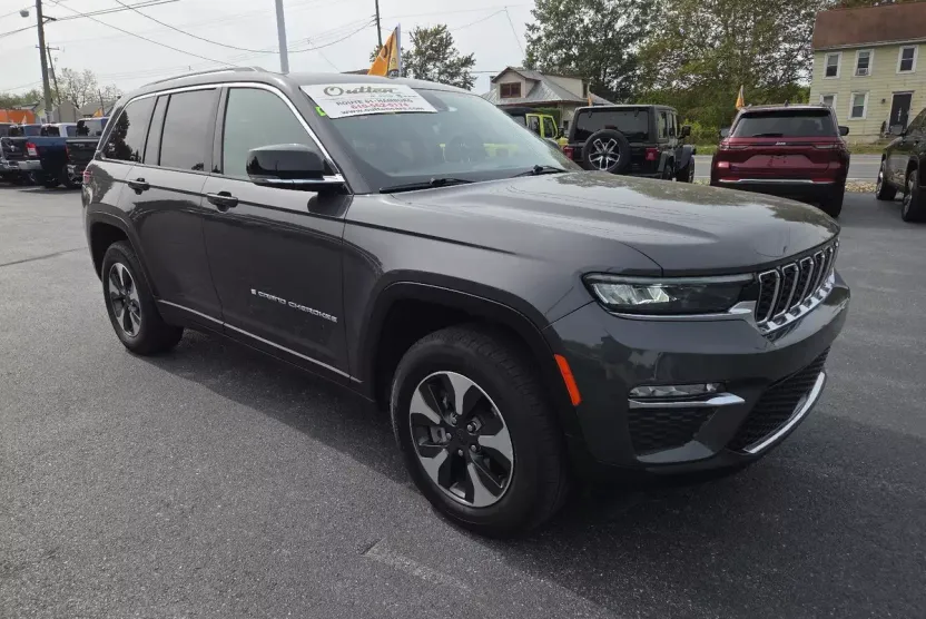 2023 Jeep Cherokee Base photo 1