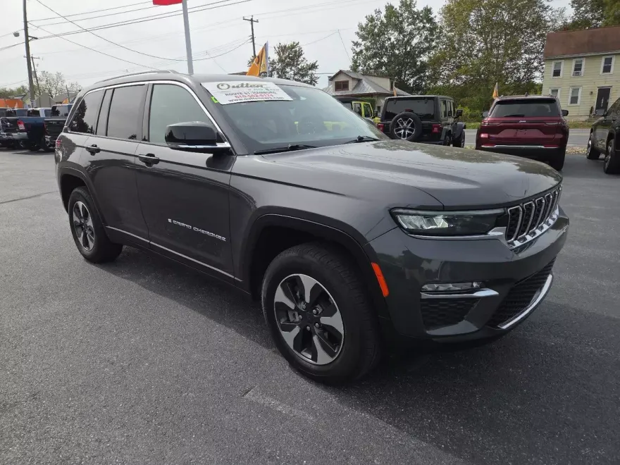 2023 Jeep Cherokee Base photo 1