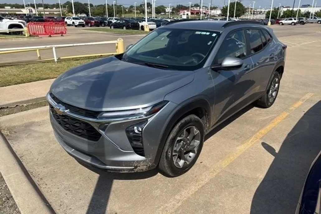 2024 Chevrolet Trax LT photo 1