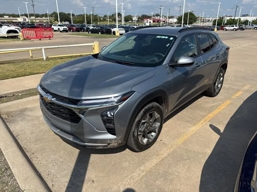 2024 Chevrolet Trax LT photo 1
