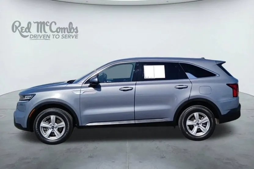 2023 Kia Sorento LX photo 1