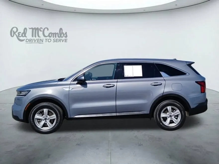 2023 Kia Sorento LX photo 1